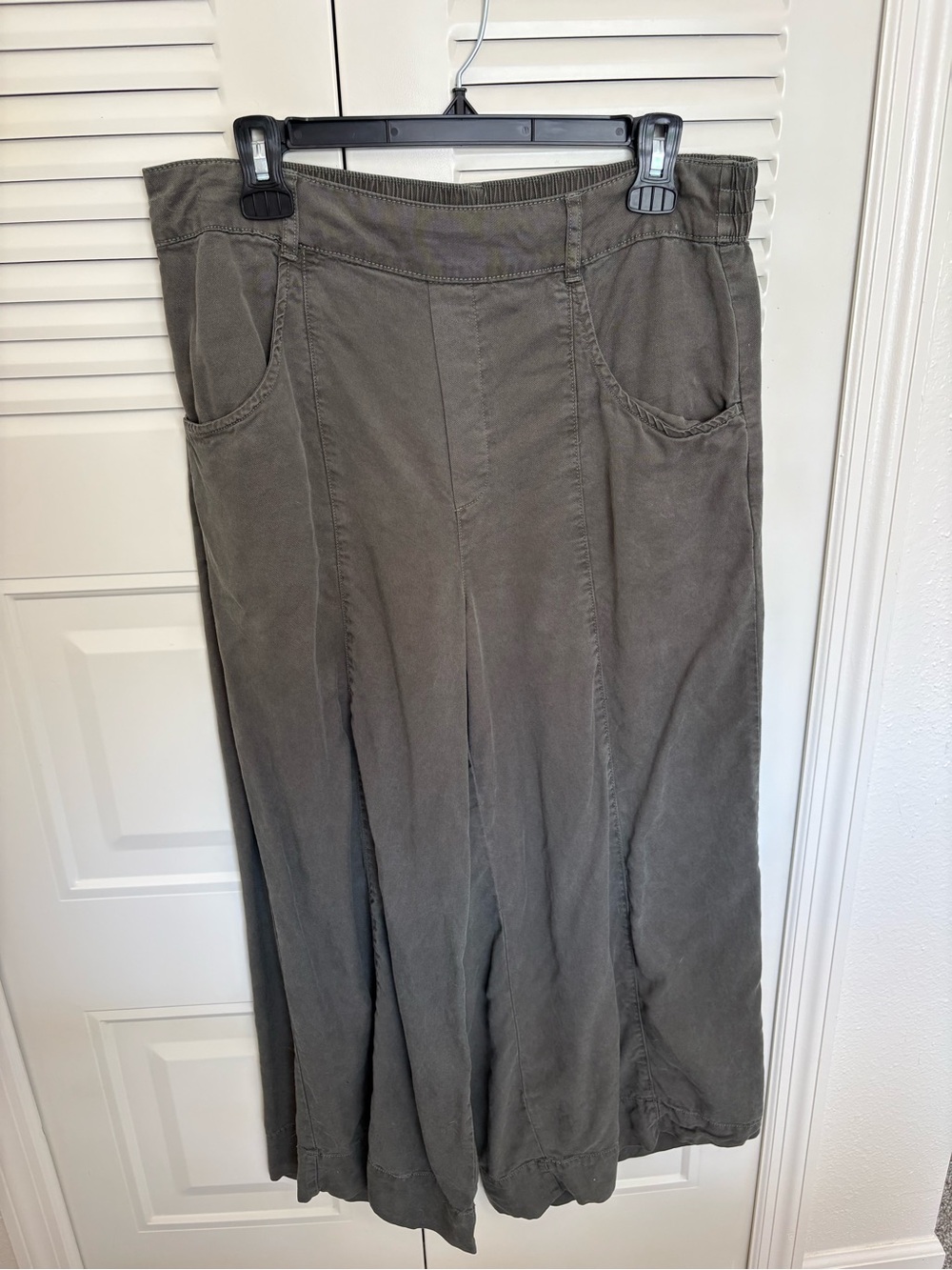 C&C California 100% Lyocell Wide Leg Flowy Pants Dark Green - Picture 2 of 3